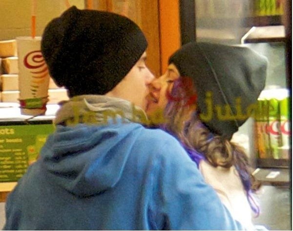 Селена Гомез и Джастин Бибер целуются